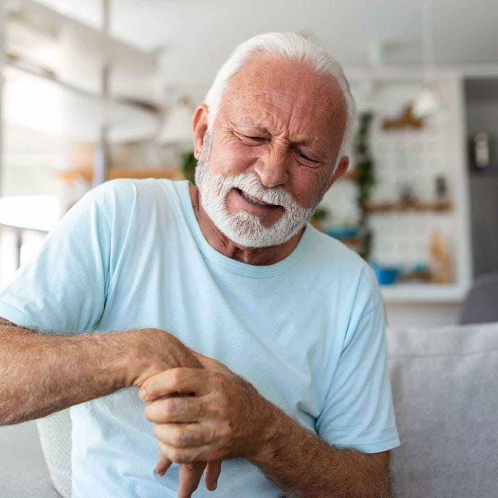 Moški se drži zapestja