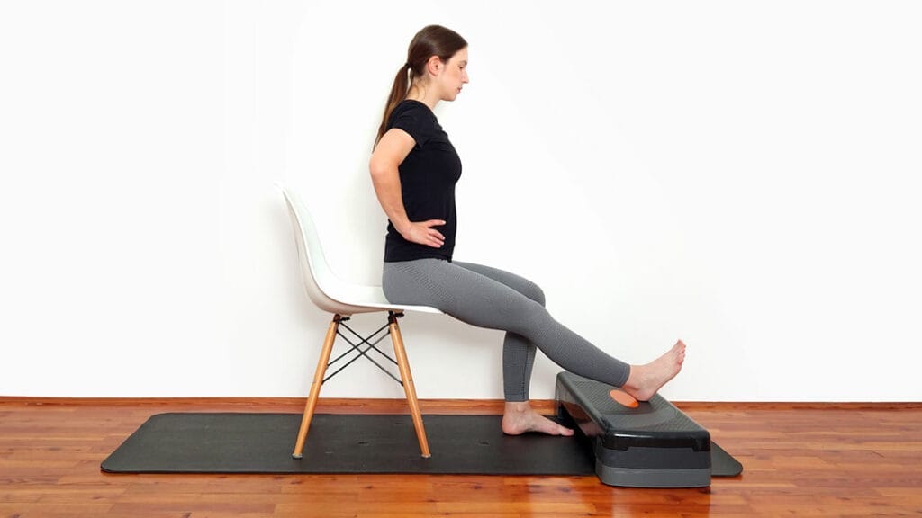 Raztezanje mišic zadnje lože v sedečem položaju korak 1