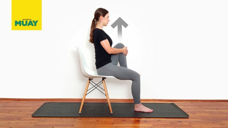 Potisk kolen na prsi v sedečem položaju